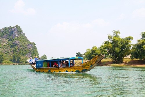    Du khách đi thuyền trên sông Hương. Ảnh: Hải Nam